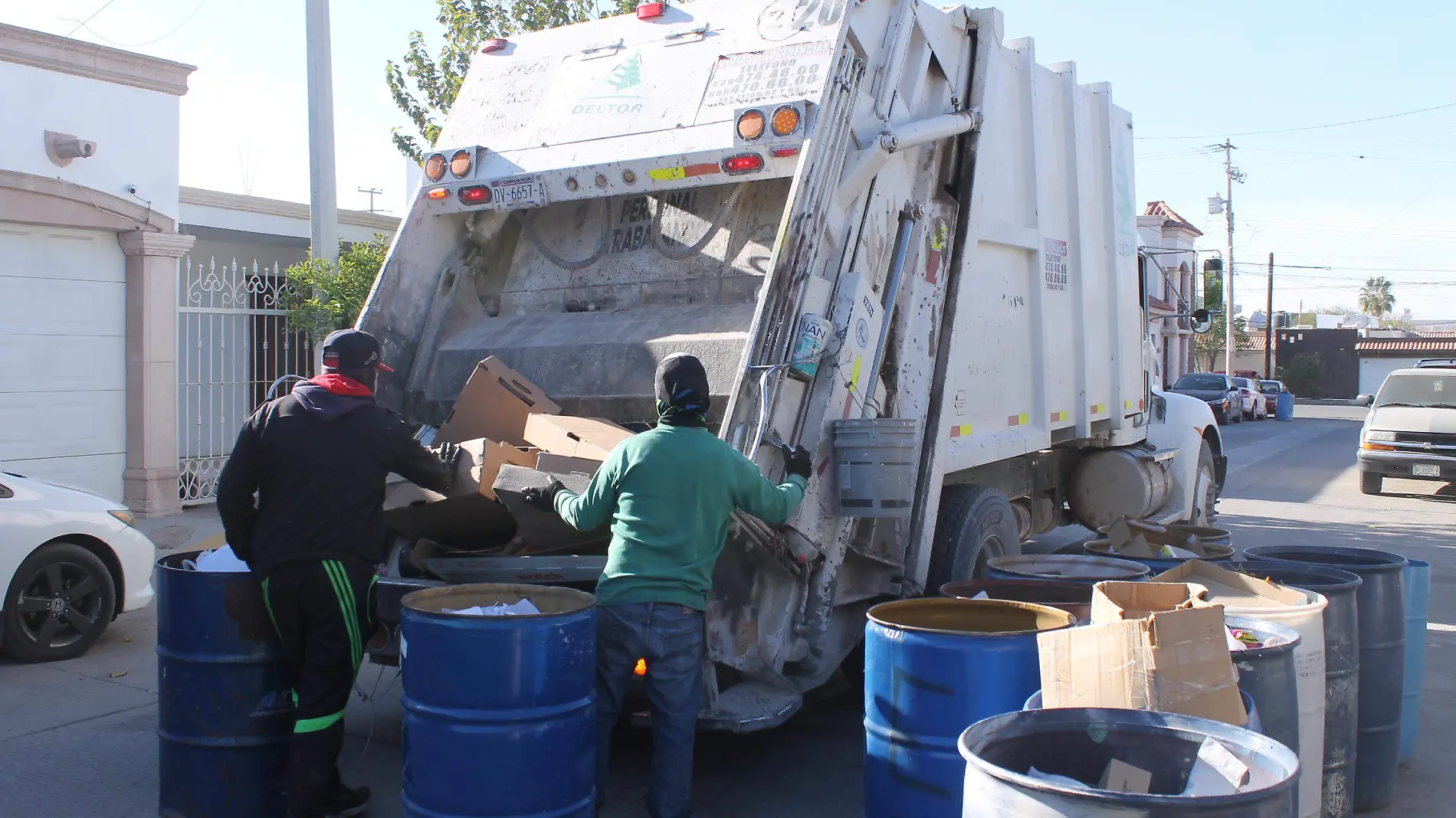 Recorren las calles de la ciudad para recoger la basura